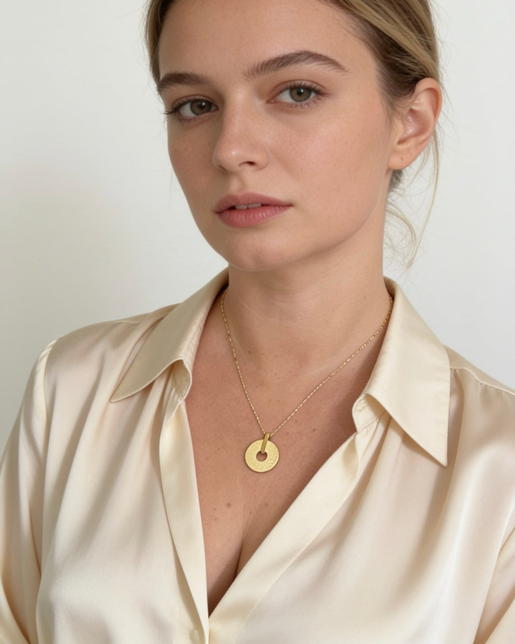 Elegante vergoldete Halskette aus 925er Silber mit rundem Anhänger