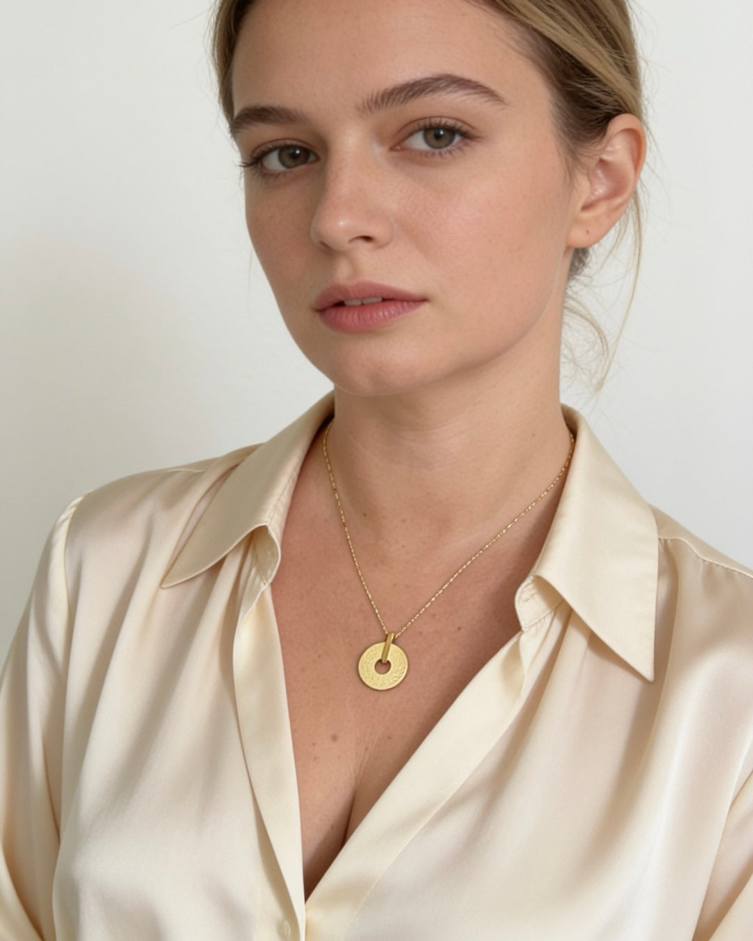 Elegante vergoldete Halskette aus 925er Silber mit rundem Anhänger