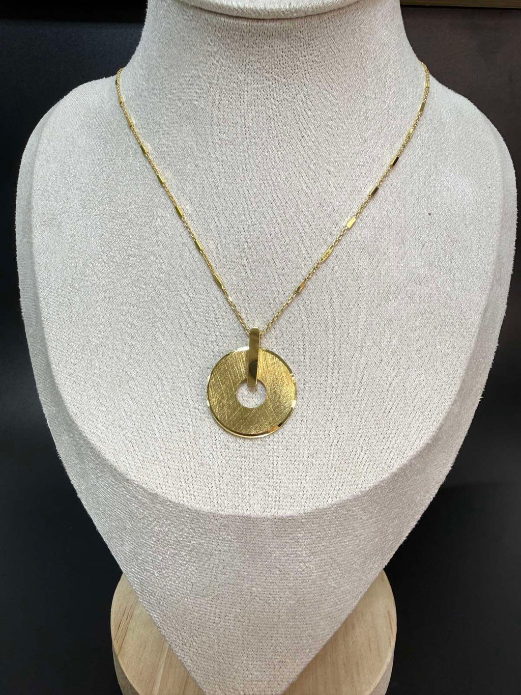 Elegante vergoldete Halskette aus 925er Silber mit rundem Anhänger