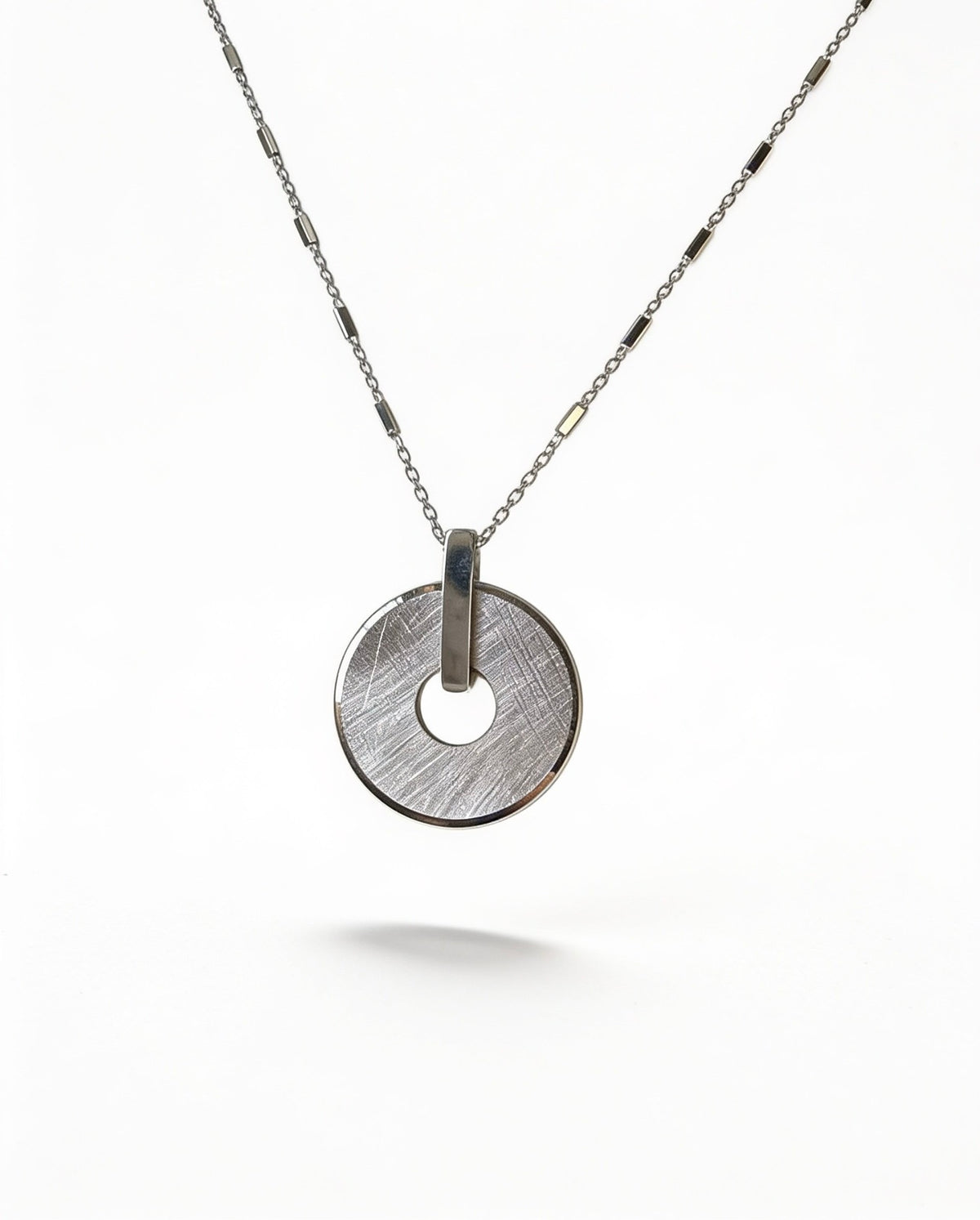 Elegante Halskette aus rhodiniertem Silber mit strukturiertem Kreis-Anhänger – Made in Italy (45 cm)