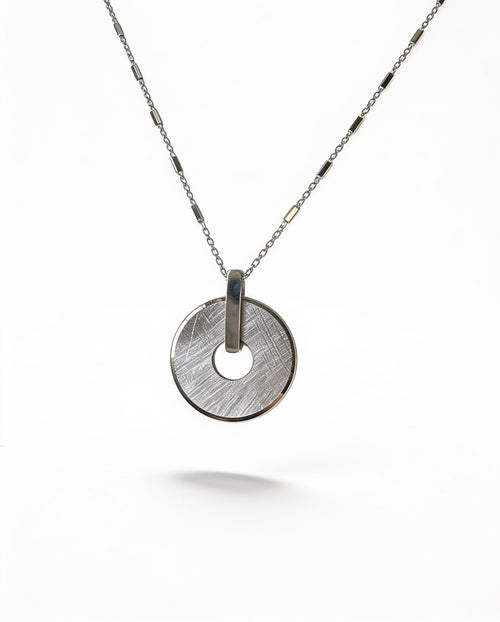 Elegante Halskette aus rhodiniertem Silber mit strukturiertem Kreis-Anhänger – Made in Italy (45 cm)
