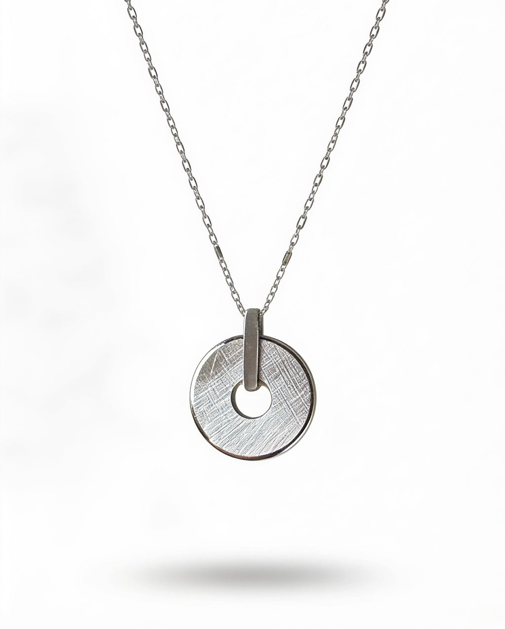 Elegante Halskette aus rhodiniertem Silber mit strukturiertem Kreis-Anhänger – Made in Italy (45 cm)