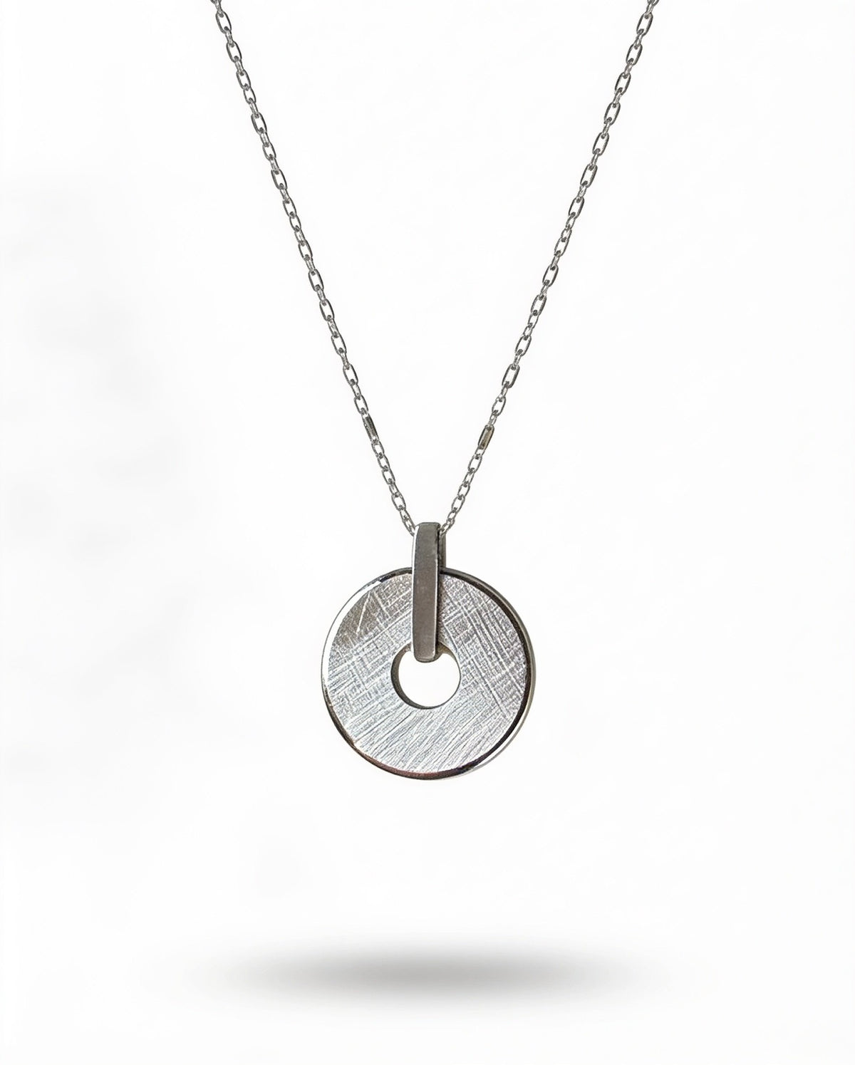 Elegante Halskette aus rhodiniertem Silber mit strukturiertem Kreis-Anhänger – Made in Italy (45 cm)