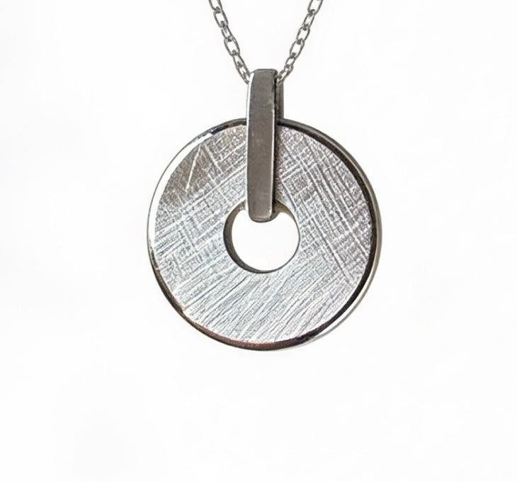 Elegante Halskette aus rhodiniertem Silber mit strukturiertem Kreis-Anhänger – Made in Italy (45 cm)
