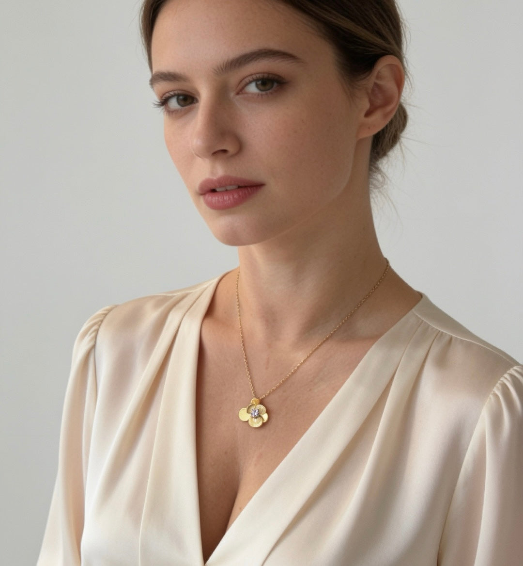 Elegante Blumen-Halskette mit Kristall – 925er Silber vergoldet