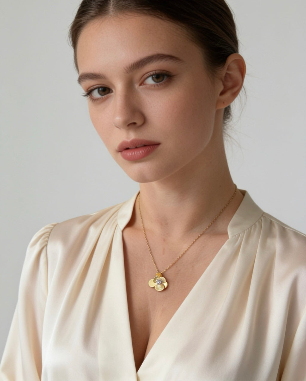 Elegante Blumen-Halskette mit Kristall – 925er Silber vergoldet